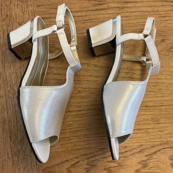 SOFT STYLE.  WHITE SPARKLE SANDALS.  NEW. - Picture 2 of 11